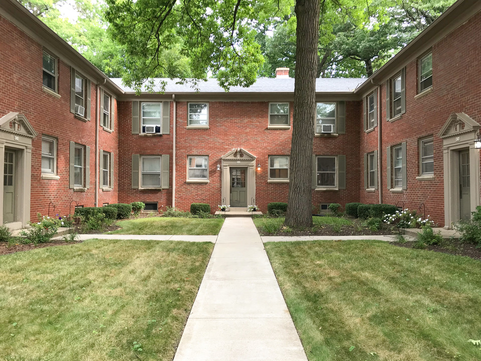 Henry Clay Court Apartments in Whitefish Bay, WI - Foto de edificio