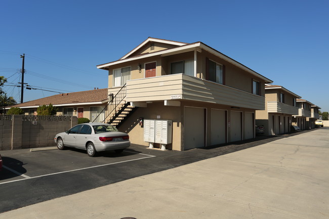 Beach Bluff Apartments in Huntington Beach, CA - Building Photo - Building Photo