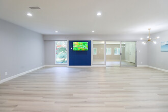 22306 Hart St in Canoga Park, CA - Foto de edificio - Building Photo