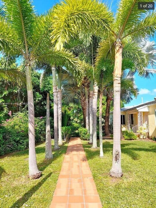 1015 NE 112th St in Biscayne Park, FL - Building Photo