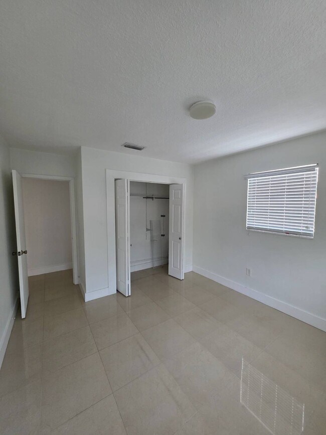 3292 SW 24th St in Miami, FL - Building Photo - Building Photo