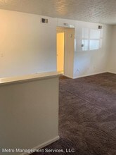 3401 Lesway Ct in Louisville, KY - Foto de edificio - Building Photo