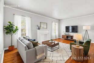 336 E Lullwood Ave in San Antonio, TX - Building Photo