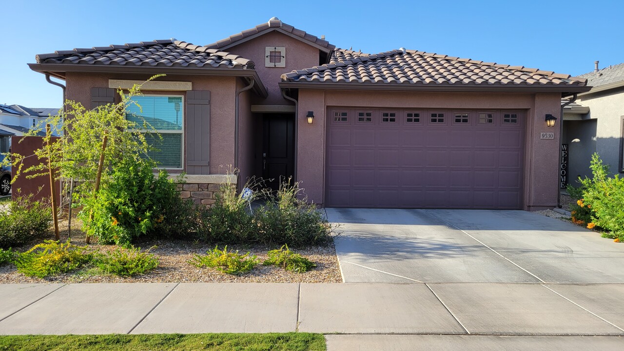 9530 E Tesla Ave in Mesa, AZ - Foto de edificio