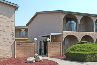 W Vassar Apartments in Visalia, CA - Building Photo - Building Photo