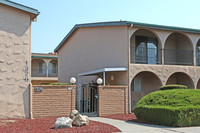 W Vassar Apartments in Visalia, CA - Foto de edificio - Building Photo