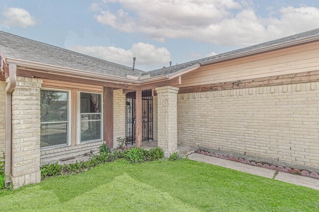 12054 Plumpoint Dr in Houston, TX - Building Photo - Building Photo