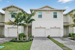 305 SE Crossoak Ln in Port St. Lucie, FL - Building Photo