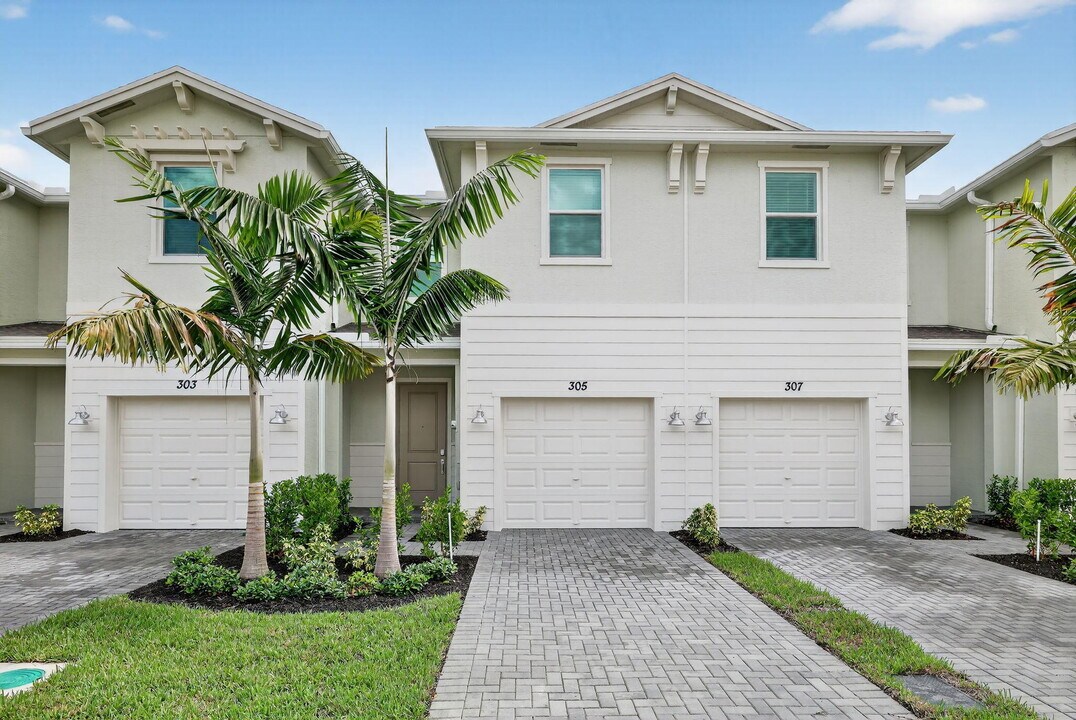 305 SE Crossoak Ln in Port St. Lucie, FL - Building Photo