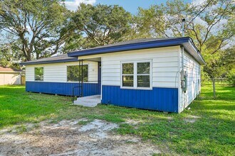 1121 Meyers St in Clute, TX - Building Photo - Building Photo