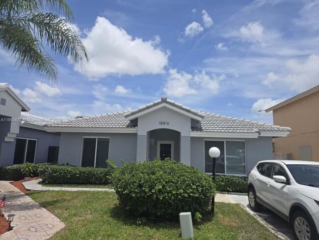 18816 NW 52nd Ct in Miami Gardens, FL - Foto de edificio - Building Photo