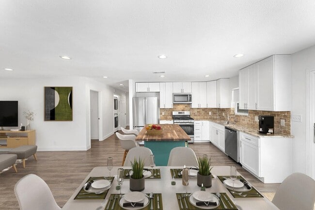 Light & modern Oak Cliff home by Martin Weiss Park in Dallas, TX - Foto de edificio - Building Photo