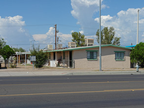 302 W Irvington Rd in Tucson, AZ - Building Photo - Building Photo