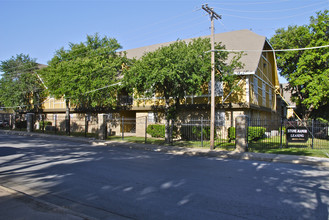 Stone Manor Apartments in Dallas, TX - Building Photo - Building Photo