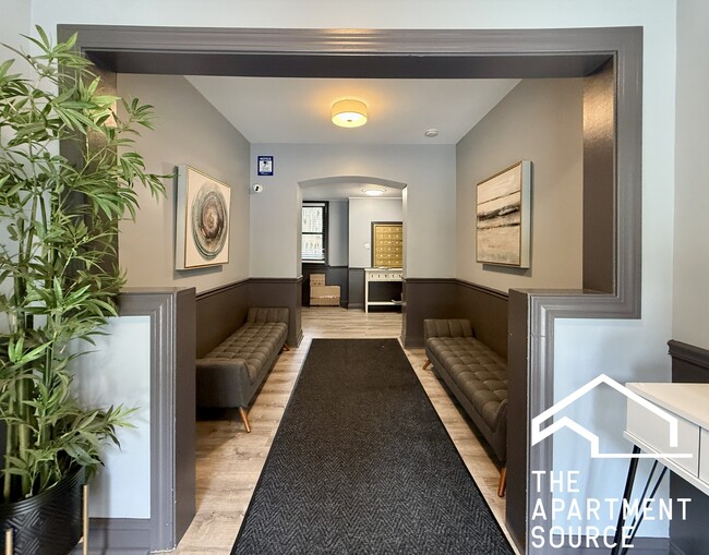 631 W Barry Ave, Unit 204