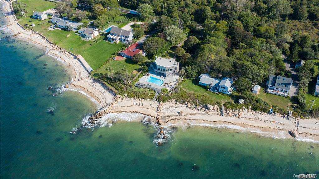 57305 Rte 48 in Southold, NY - Building Photo