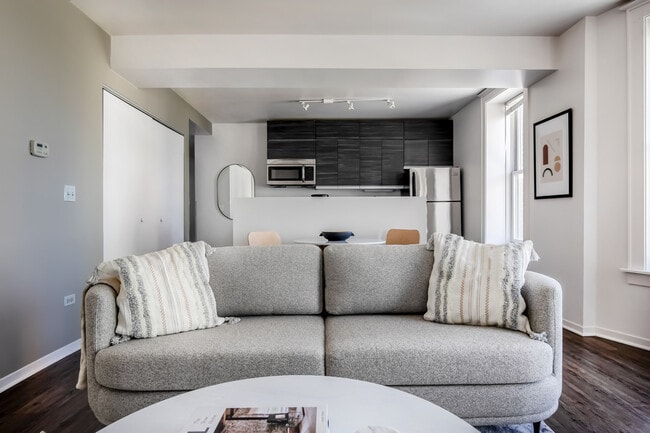 30 E Roosevelt Rd in Chicago, IL - Foto de edificio - Building Photo