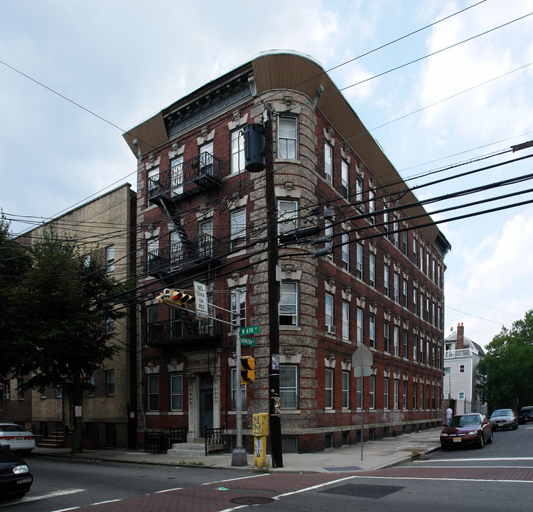 606 N 6th St in Newark, NJ - Foto de edificio