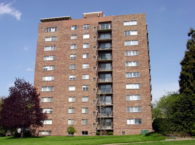 Richard Hilliard House Condominiums in Lakewood, OH - Building Photo - Building Photo