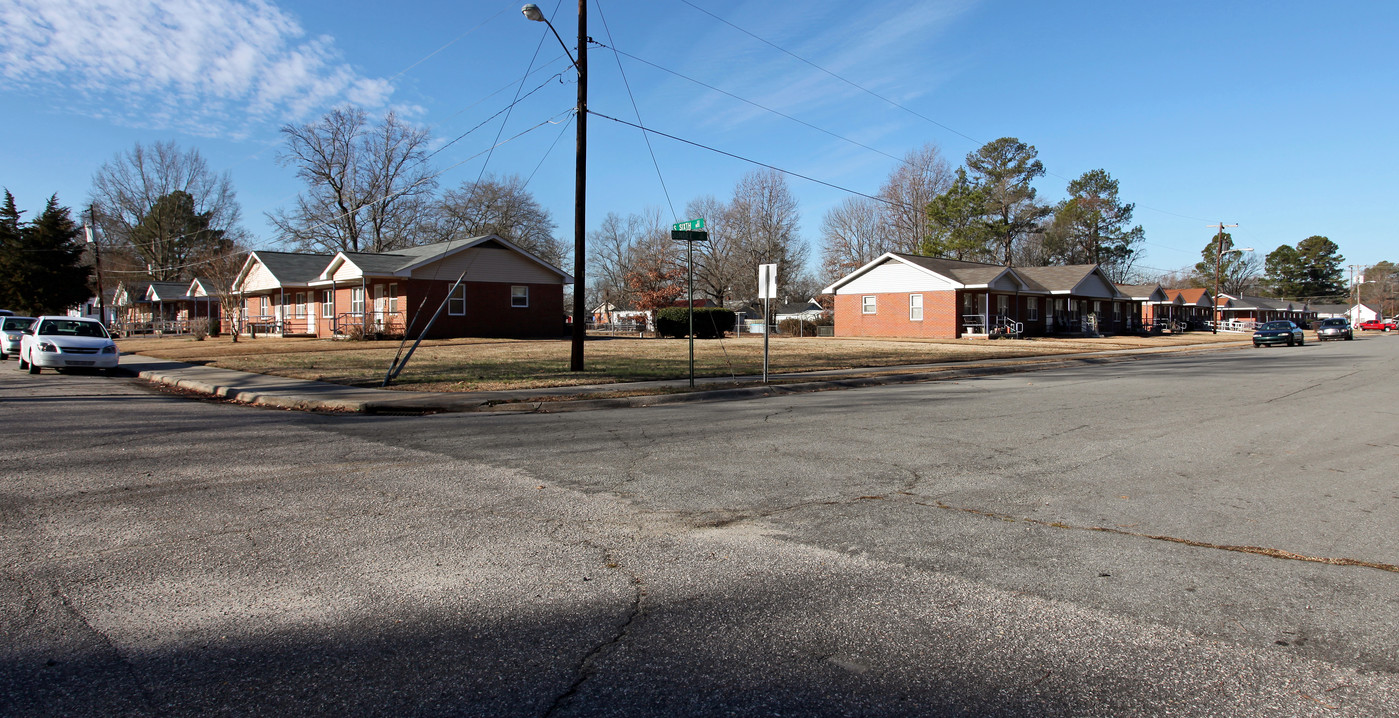 801 S 5th St in Smithfield, NC - Building Photo