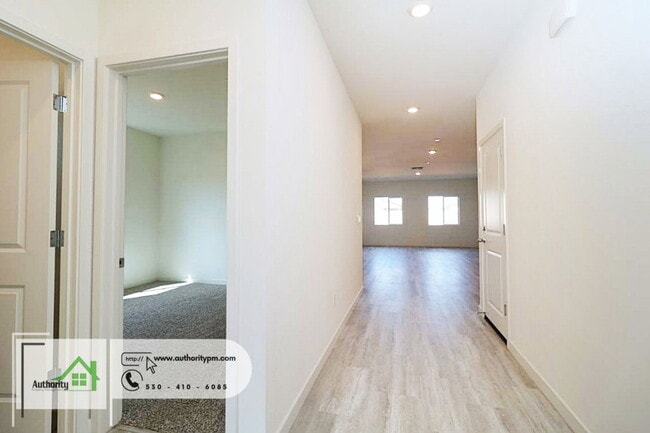 2141 Hilltop Dr in Redding, CA - Building Photo - Building Photo