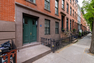 242 W 12th St in New York, NY - Building Photo - Building Photo