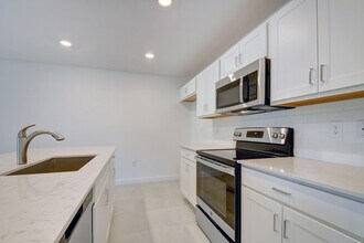 6875 Broadwater Ln in Greenacres, FL - Building Photo - Building Photo