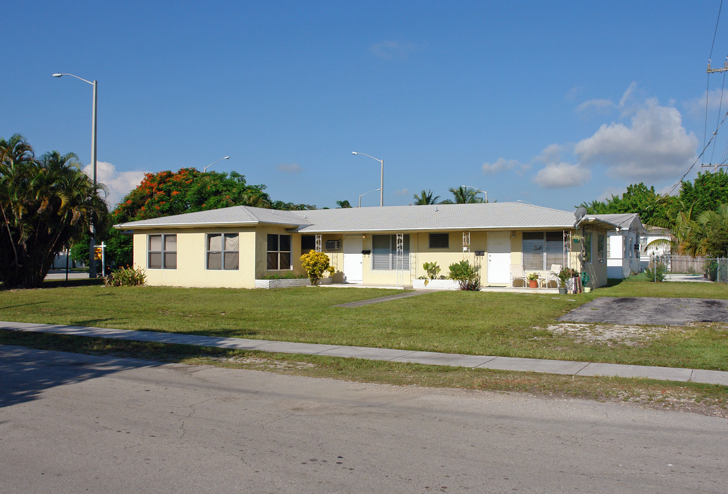 17210 NE 22nd Ave in North Miami Beach, FL - Building Photo