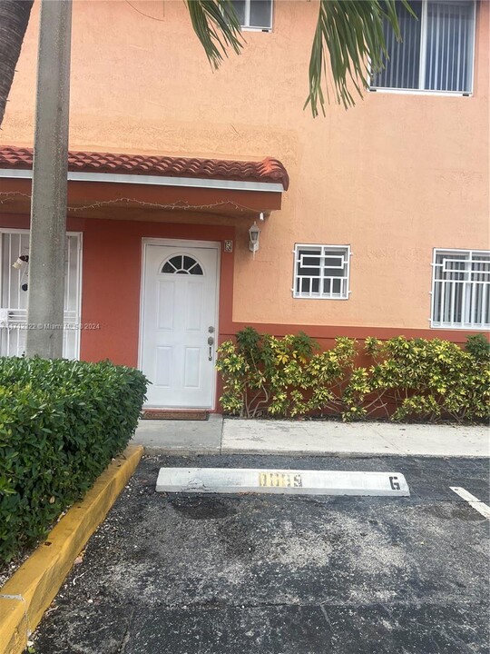 8089 NW 8th St in Miami, FL - Foto de edificio