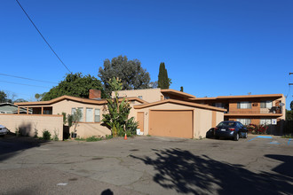 106-126 E 15th Ave in Escondido, CA - Foto de edificio - Building Photo