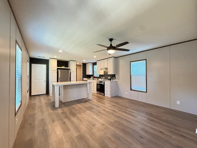 102 Eloise St in Conroe, TX - Building Photo - Building Photo