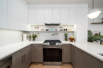 70 Gardner Ave in Jersey City, NJ - Foto de edificio - Building Photo