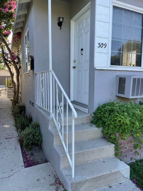 309 N Hollywood Way, Unit #1 in Burbank, CA - Building Photo - Building Photo