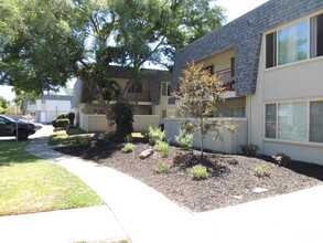 Santa Clara Terrace Apartments in Roseville, CA - Foto de edificio - Building Photo