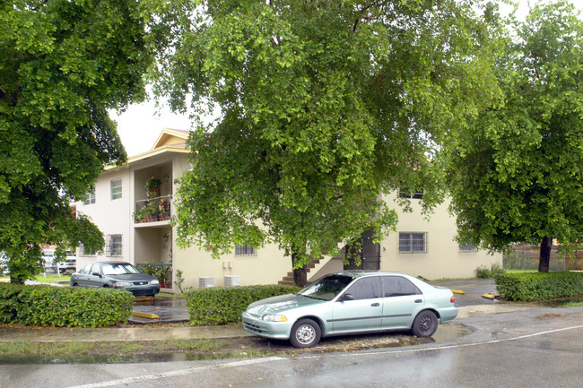 4385 W 14th Ave in Hialeah, FL - Building Photo - Building Photo