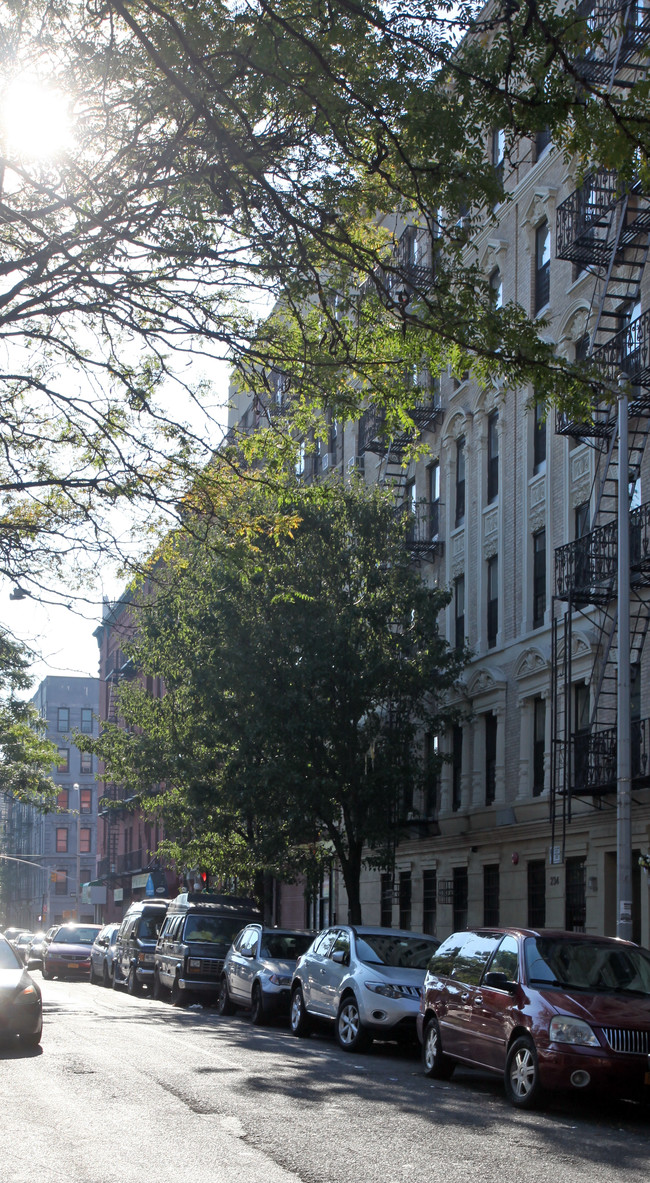 240 E 119th St in New York, NY - Foto de edificio - Building Photo