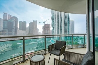 350 S Miami Ave, Unit 1814 in Miami, FL - Foto de edificio - Building Photo