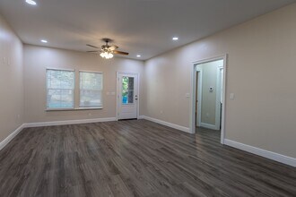 28229 2nd Ave in Daphne, AL - Foto de edificio - Building Photo