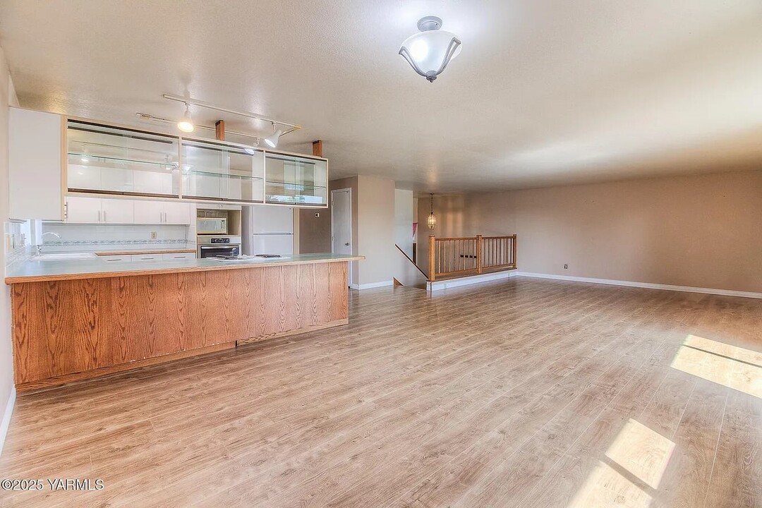 1105 S 43rd Ave in Yakima, WA - Building Photo