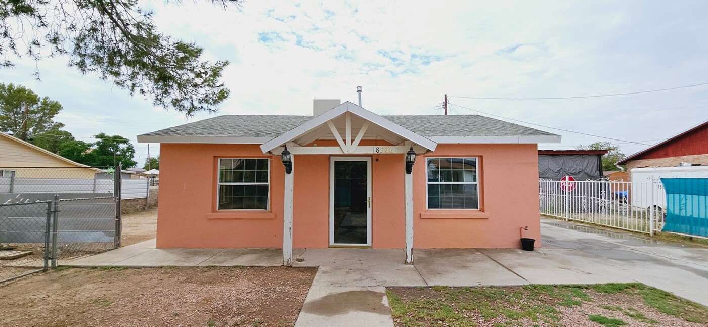 8326 Verde Cir in El Paso, TX - Foto de edificio