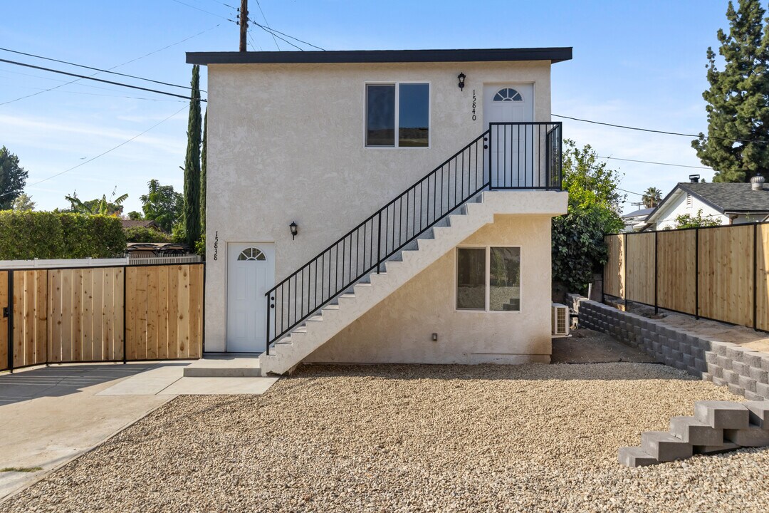 15840 Chatsworth St in Los Angeles, CA - Foto de edificio