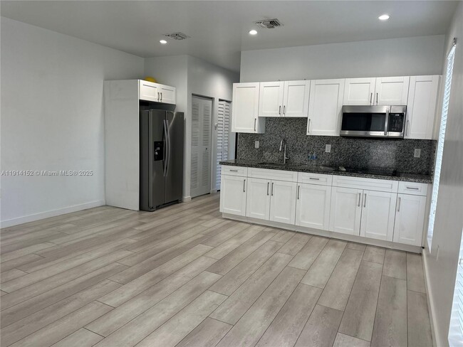 900 SW 43rd Ave in Miami, FL - Building Photo - Building Photo