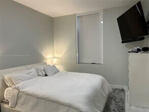 1050 Brickell Ave, Unit 3504 in Miami, FL - Building Photo - Building Photo