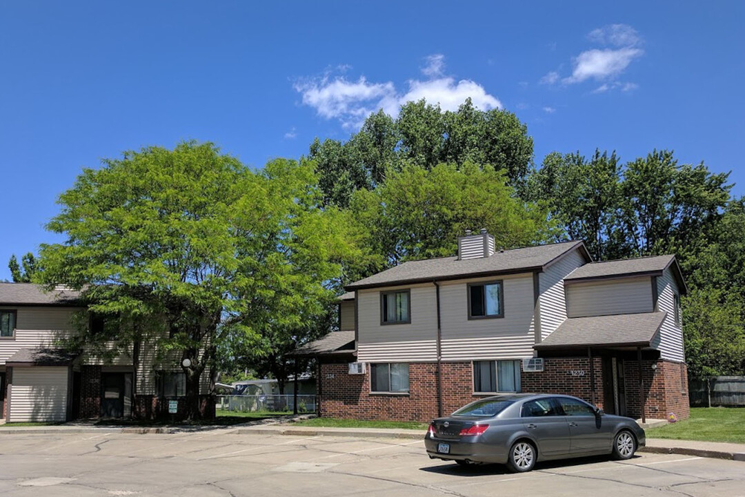 1297 Downing Ct in Waterloo, IA - Building Photo