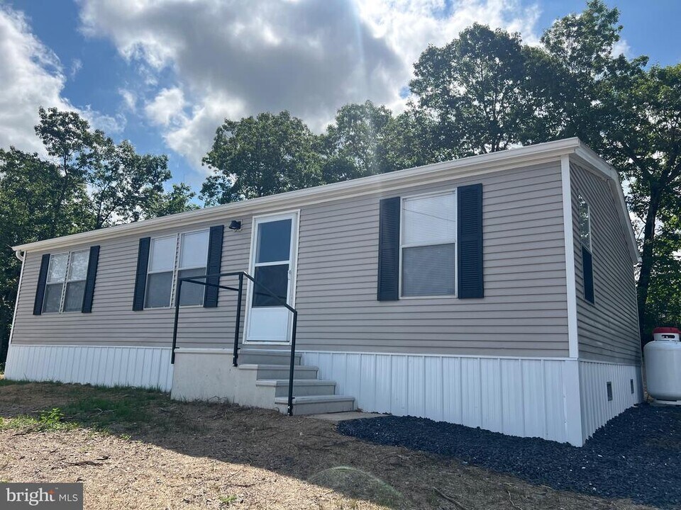 111 Dugan Ct in Hedgesville, WV - Building Photo