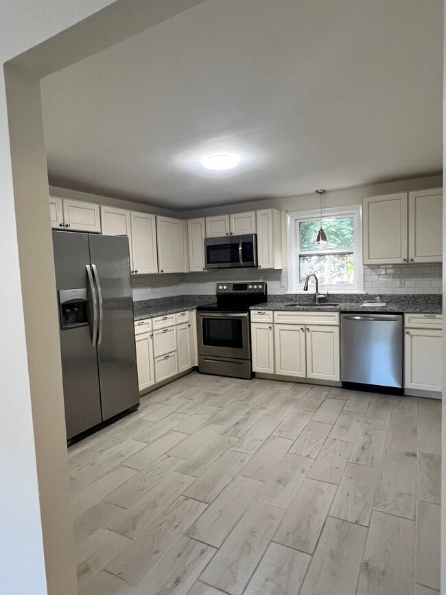 2 Atlantic Ave, Unit 1 in Dover, NH - Foto de edificio - Building Photo