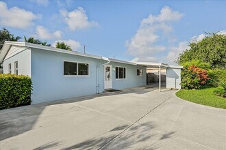 2402 E Edgewater Dr in West Palm Beach, FL - Foto de edificio - Building Photo