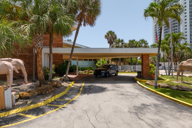 18335 Collins Ave in North Miami Beach, FL - Foto de edificio - Building Photo