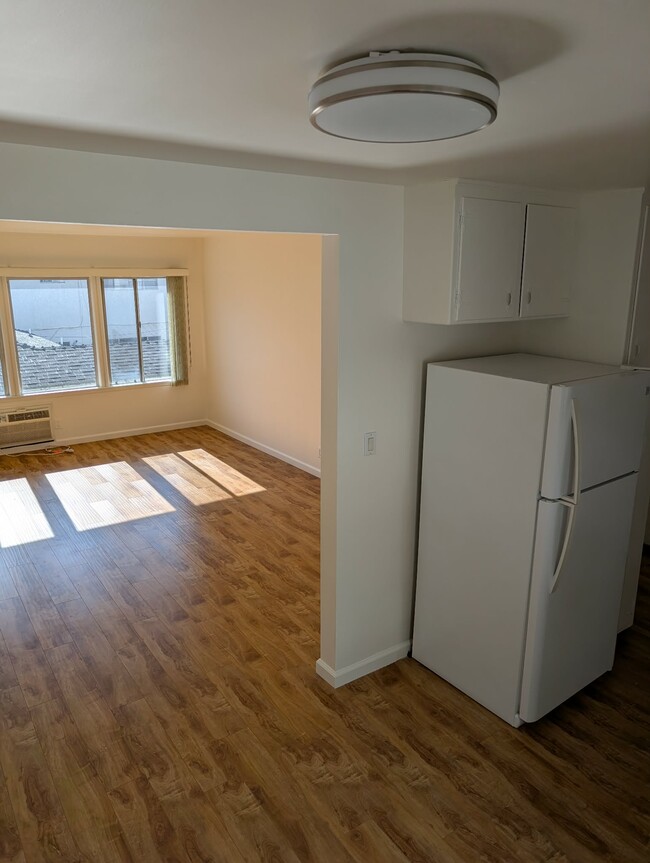 4427 Cartwright Ave, Unit 4 in North Hollywood, CA - Foto de edificio - Building Photo