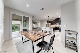 7012 Pearl Hilltop Ct in Las Vegas, NV - Building Photo - Building Photo